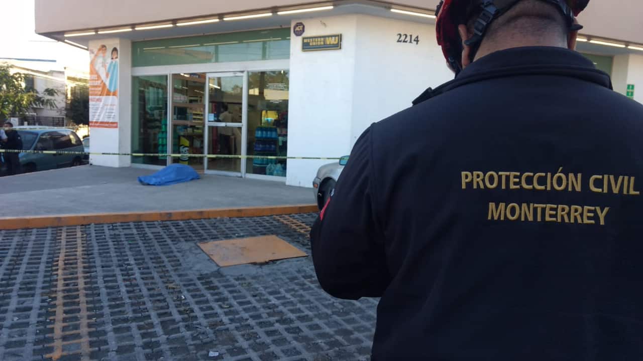 Investigan la muerte de un hombre, quien falleció ayer en la entrada de una farmacia en la Colonia Pablo A. De la Garza