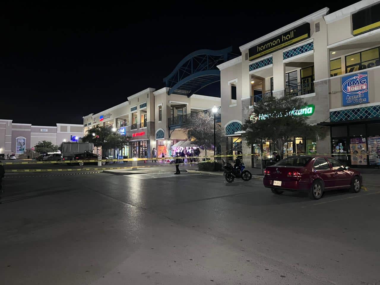 Un joven fue baleado por un motociclista en una plaza comercial en Santa Catarina