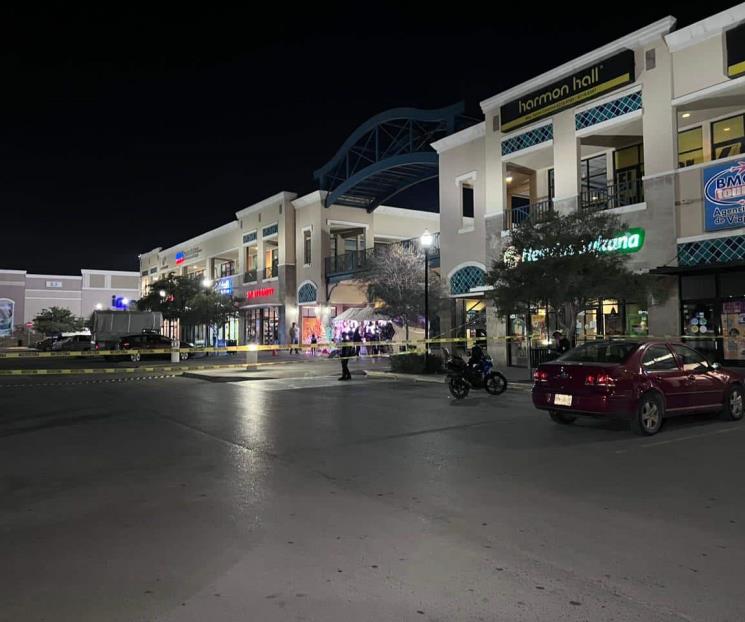 Balean a joven en plaza comercial