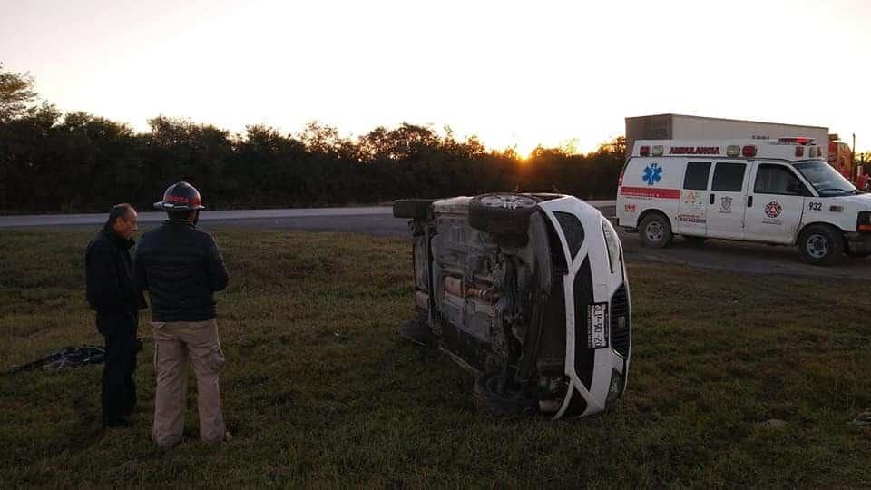 Vuelca auto en la Carretera Nacional