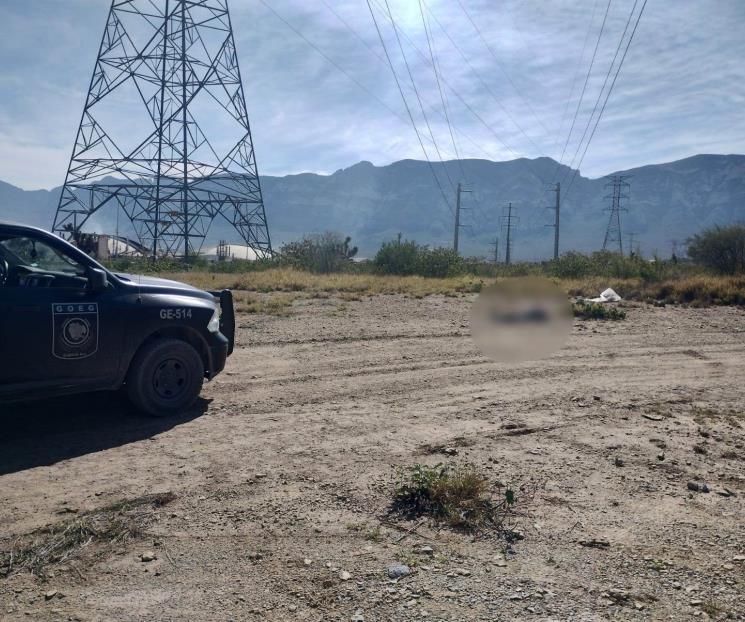 Hallan cadáver sobre terreno baldío