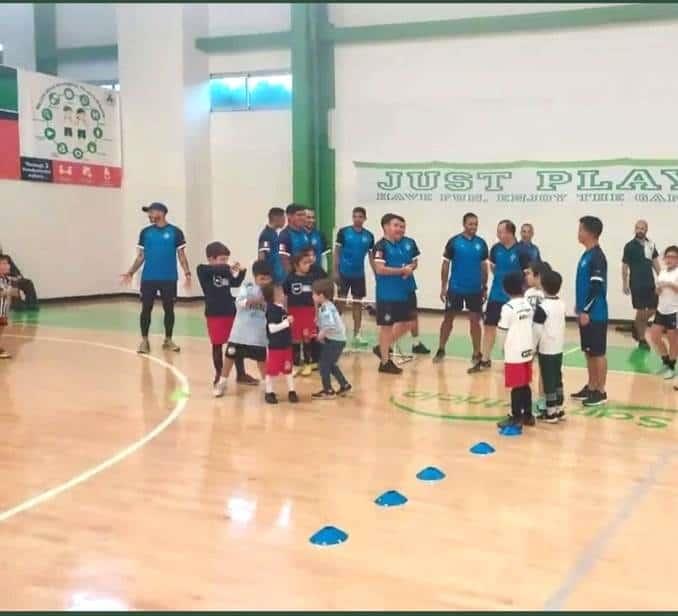 Conviven jugadores del Flash con niños