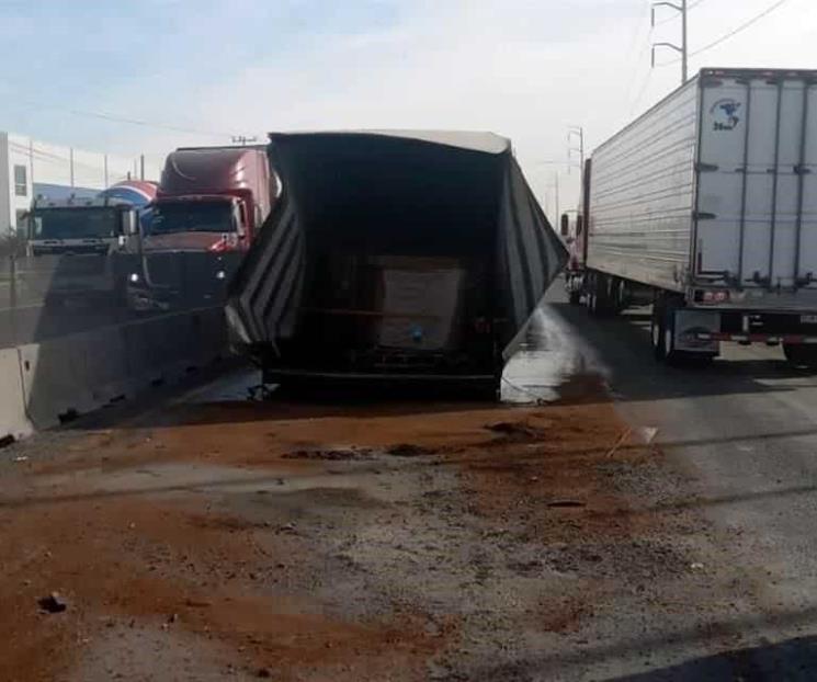 Vuelca tráiler en Escobedo