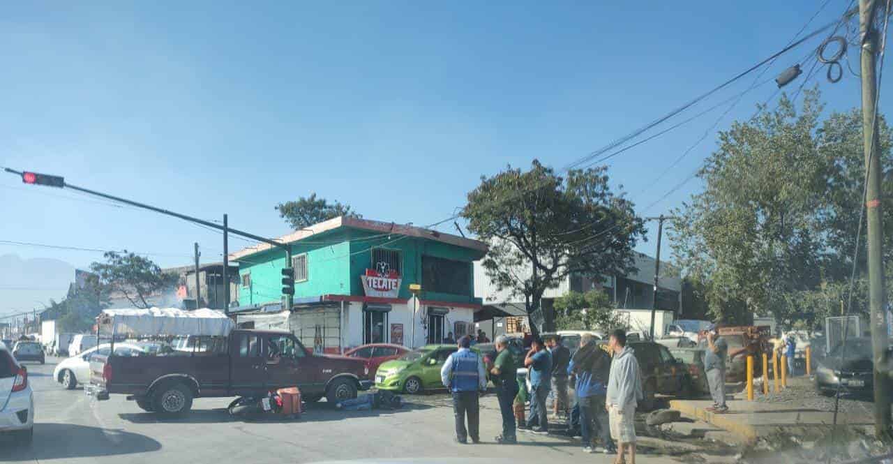 Un repartidor de una empresa de plataforma digital, terminó con lesiones de consideración, al estrellarse contra una camioneta