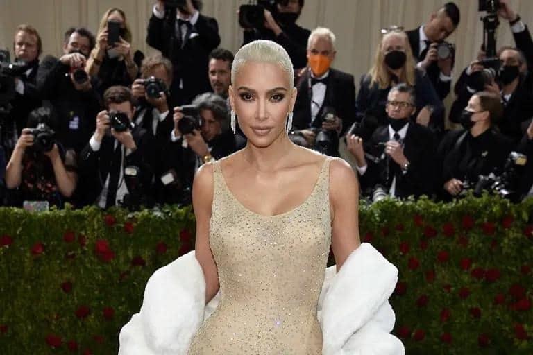 Kim Kardashian revalúa relación con Balenciaga Kim Kardashian revalúa relación con Balenciaga