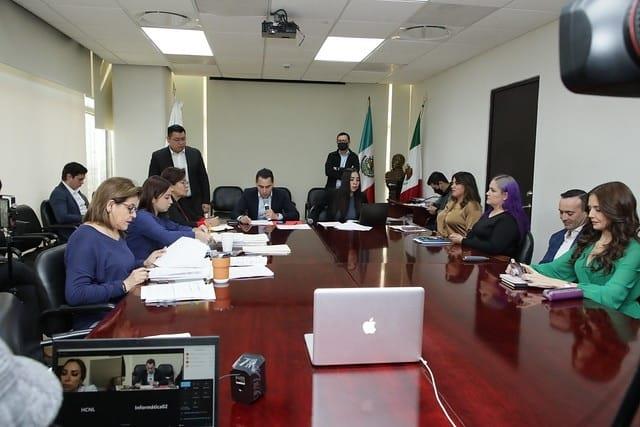 Proponen que pida autorización para salir al extranjero