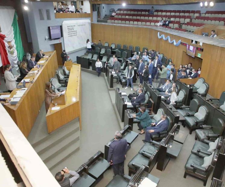 Aprueban que gober deberá pedir permiso para salir del país