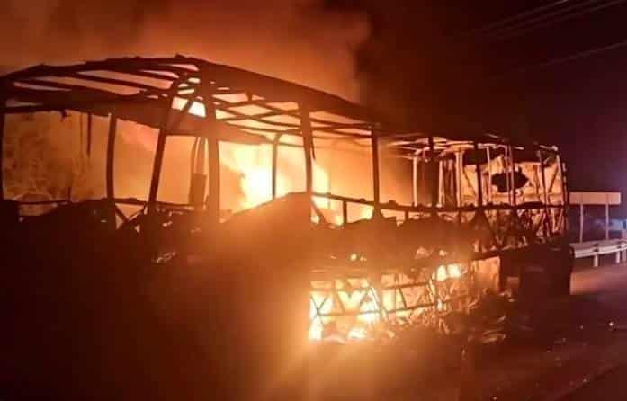 Arde autobús en Autopista a Laredo