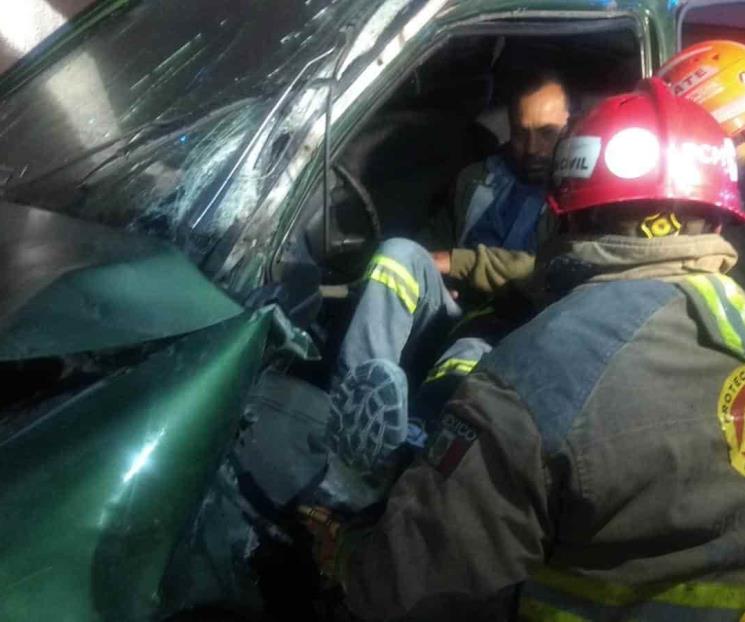 Queda conductor prensado en choque