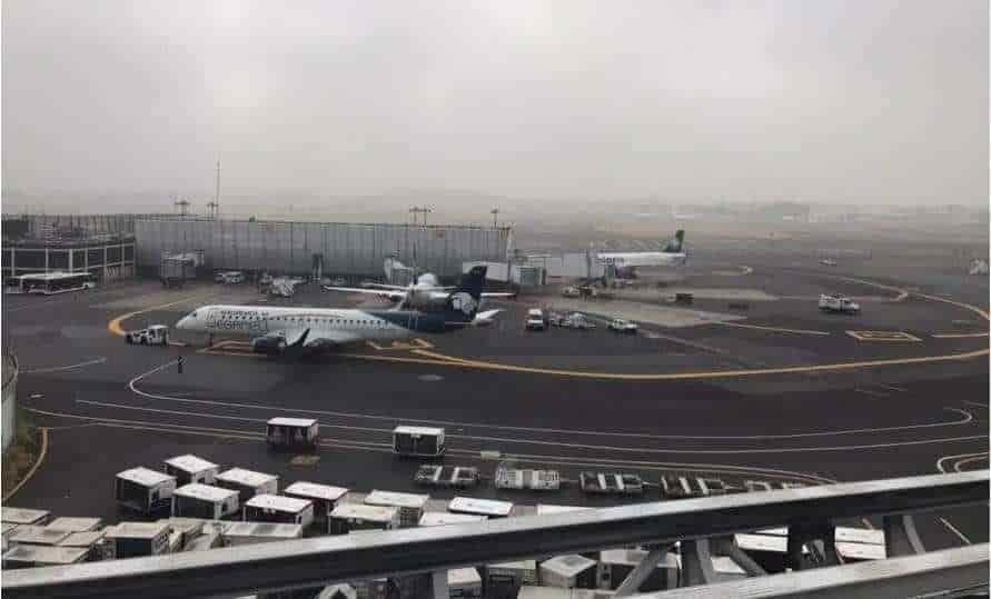 Suspenden vuelos y aterrizajes en AICM por banco de niebla