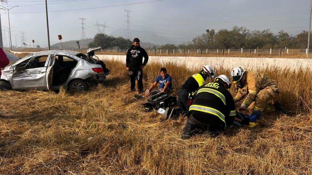 Deja volcadura tres heridos