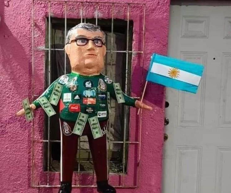 Crean piñata del Tata Martino