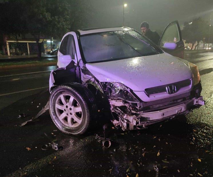 Estrella camioneta contra árbol