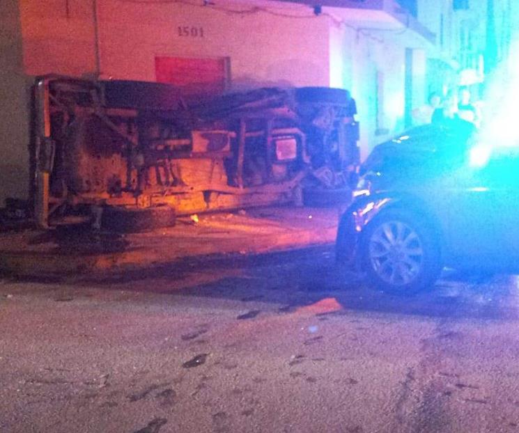 Deja choque-volcadura dos lesionados Deja choque-volcadura dos lesionados