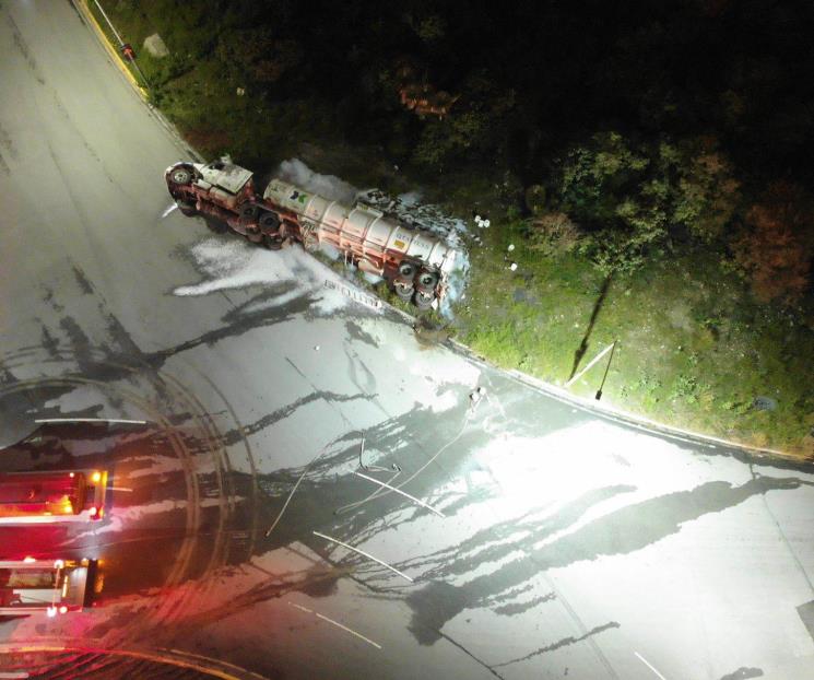 Vuelca pipa repleta de gasolina