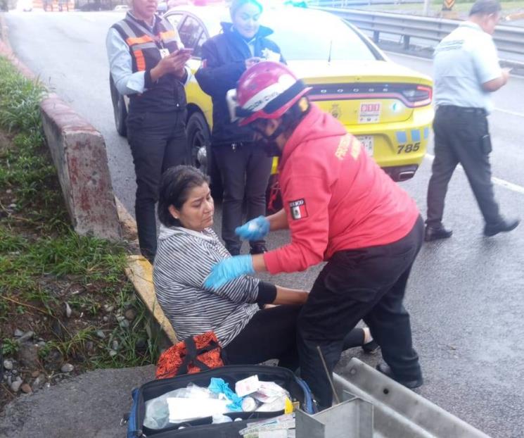 Cae con su camioneta al Río Santa Catarina Cae con su camioneta al Río Santa Catarina