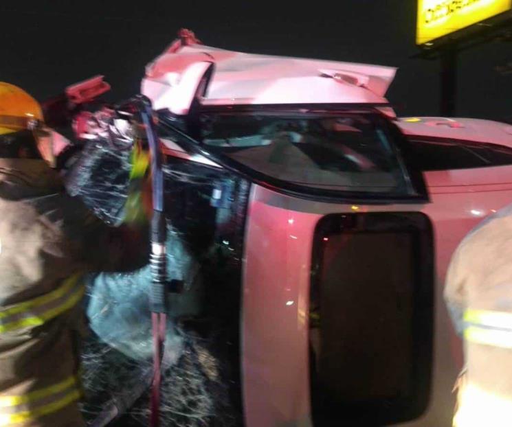 Salen dos mujeres heridas en volcadura