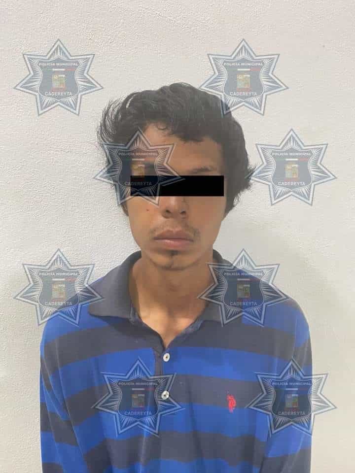 Una persona que alteraba el orden en la vía pública fue detenida por elementos de la policía de Cadereyta Jiménez, y resultó que contaba con orden de aprehensión por tentativa de violación y privación de la libertad.