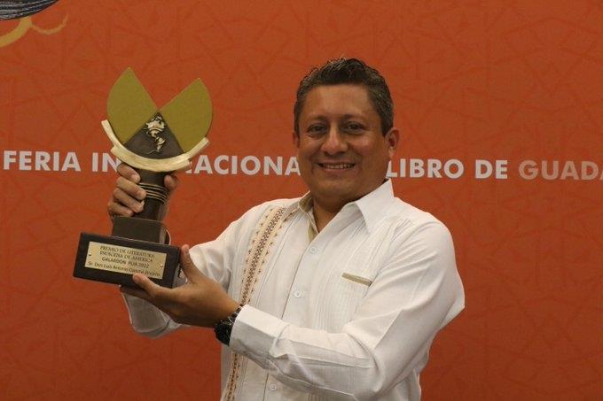 Recibe Luis Antonio Canché premio de Literaturas Indígenas Recibe Luis Antonio Canché premio de Literaturas Indígenas