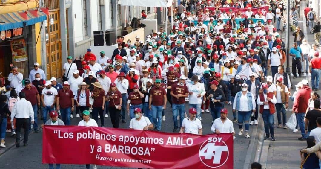 Marchan morenistas en defensa de la 4T