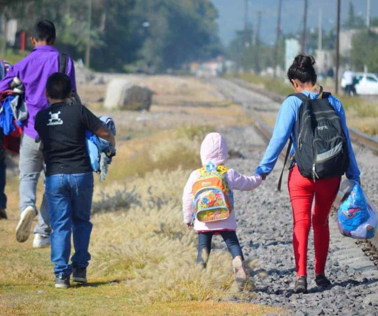 Quedan niños migrantes sin patria y educación