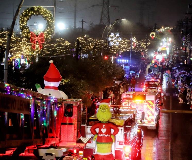 Disfrutan  sampetrinos los desfiles navideños