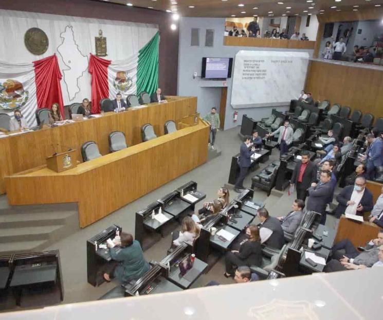 Arremeten bancadas contra gobernador