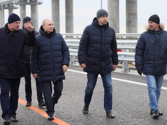 Putin cruza Crimea sobre un puente reparado tras ataque Putin cruza Crimea sobre un puente reparado tras ataque