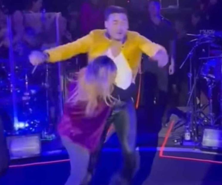Fan taclea a Carlos Rivera durante show en Mexicali Fan taclea a Carlos Rivera durante show en Mexicali