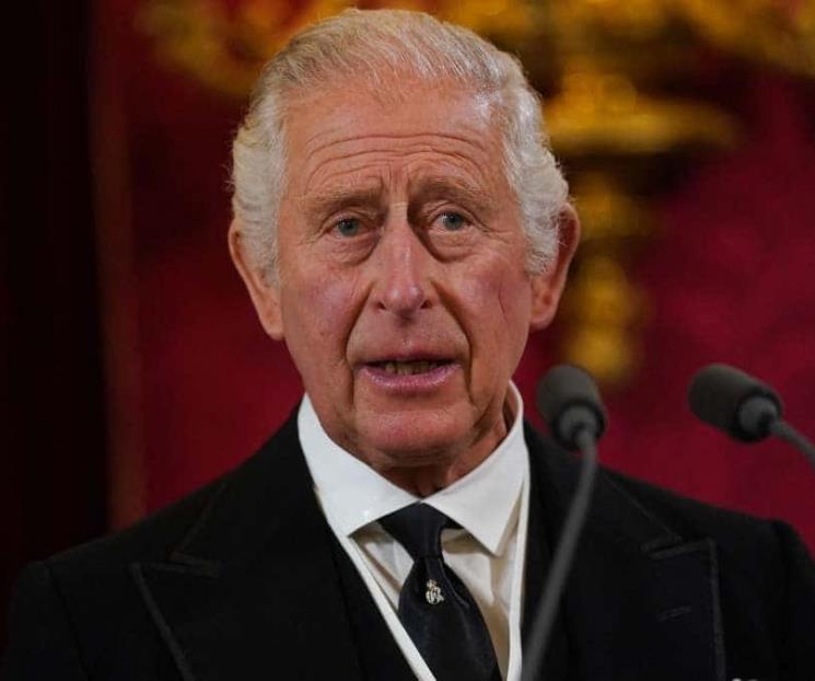 Carlos III, otra vez atacado con huevos en gira oficial Carlos III, otra vez atacado con huevos en gira oficial