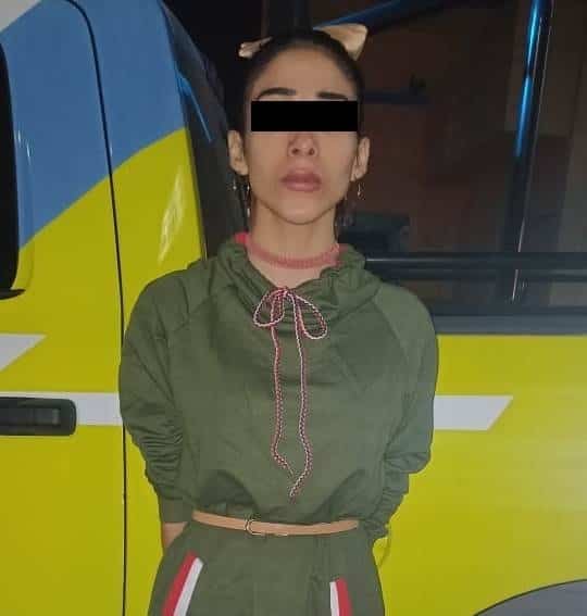 Un joven vestido con una camiseta de una tienda de conveniencia y quien entró al local por la parte del techo para apoderarse de producto