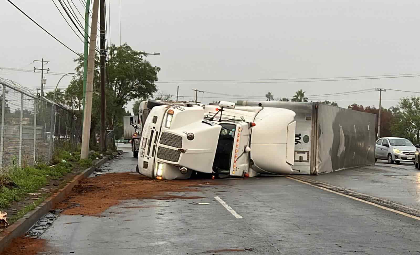 Un tráiler cargado con veladoras volcó debido al exceso de velocidad con que conducía