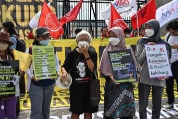 Proh&iacute;be Parlamento de Indonesia relaciones extramaritales