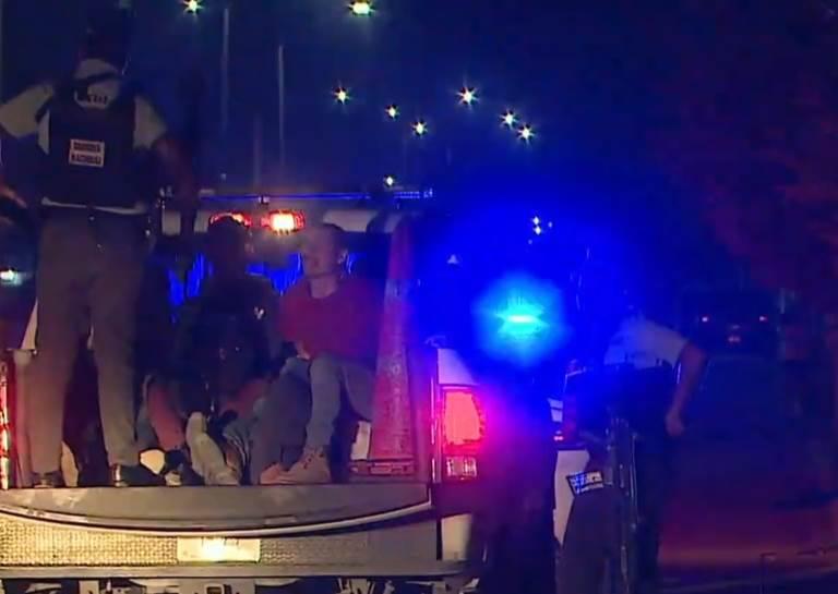 Cae trailero con 8 migrantes ilegales