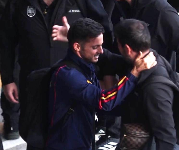 Llegan españoles a su país tras fracaso en el Mundial