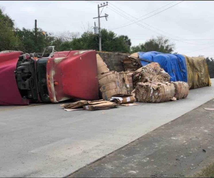 Vuelca tráiler cargado con cartón