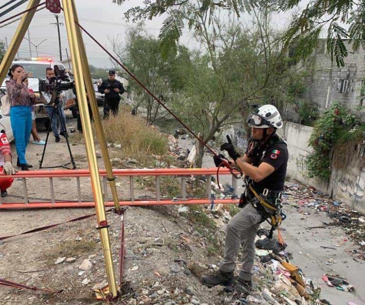 Rescatan a hombre que cae en arroyo