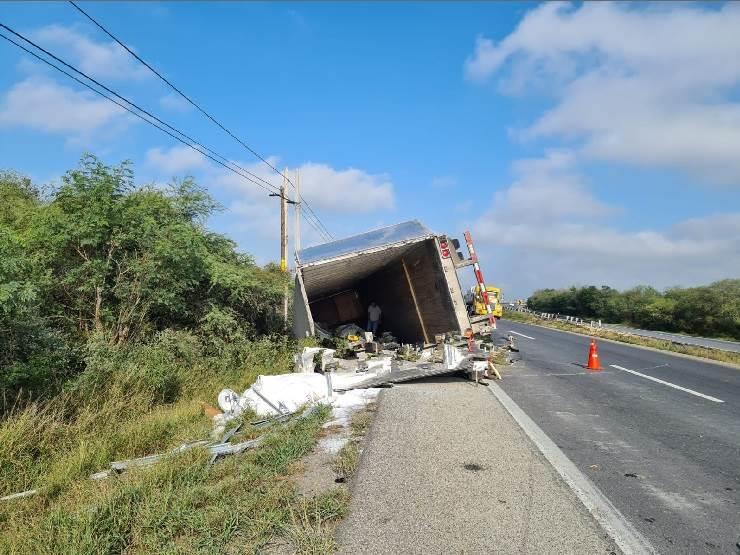 Vuelca tráiler en Montemorelos