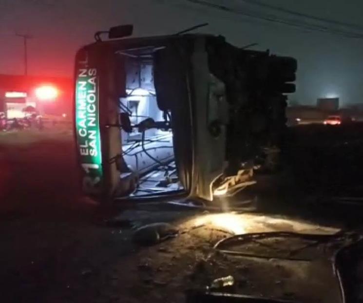 Vuelca camión urbano en Escobedo