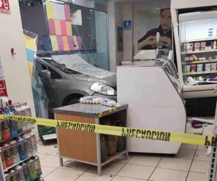 Se estrella auto con farmacia Se estrella auto con farmacia