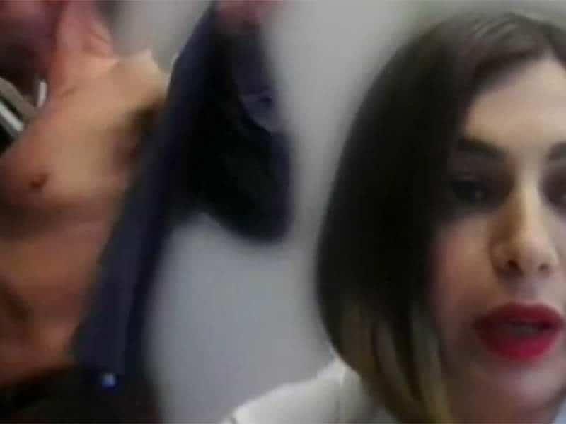 Sin darse cuenta, político griego se desviste ante comité Sin darse cuenta, político griego se desviste ante comité