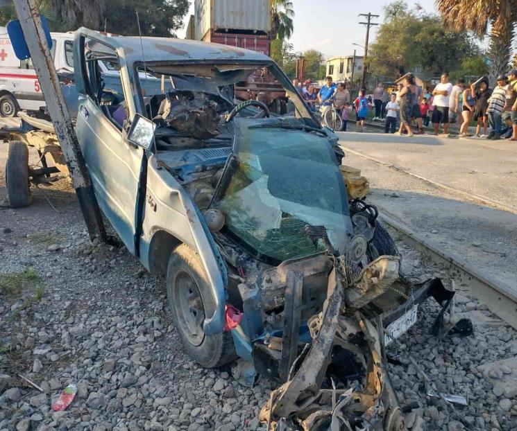 Chocan con el tren y salen vivos