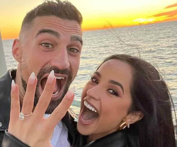 La cantante Becky G recibe anillo de compromiso
