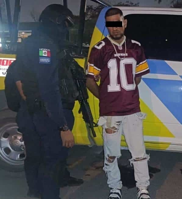 Dos hombres fueron detenidos por traer entre sus pertenencias drogas como mariguana, cristal y cocaína, en hechos distintos.