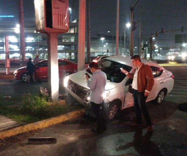 Choca y se estrella contra poste