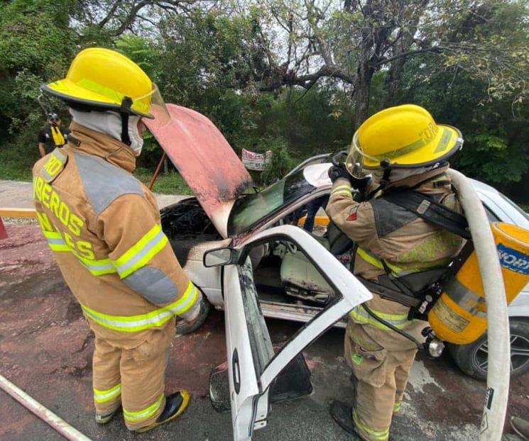 Consume fuego auto de trabajador al sur de NL
