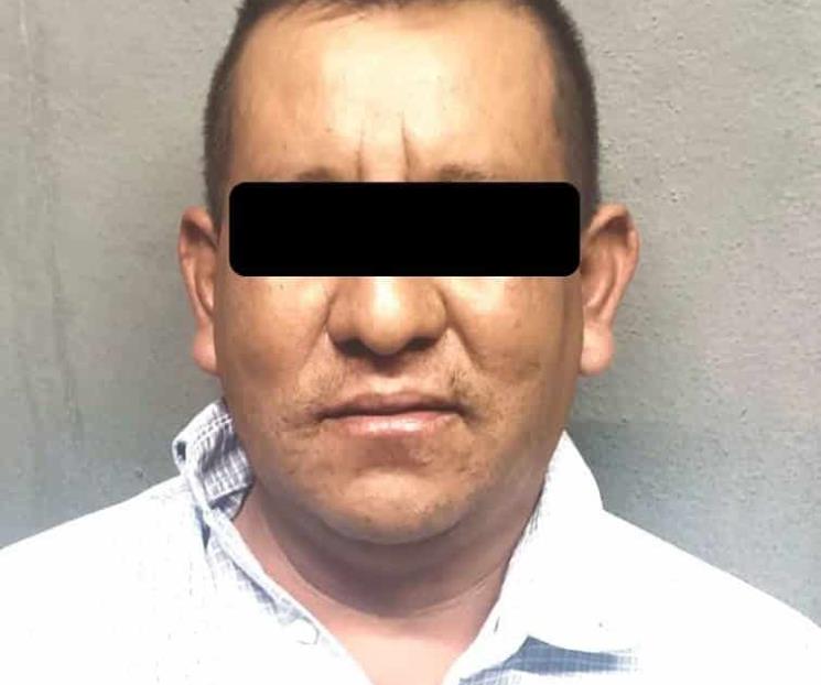 Da sillazo a su pareja en la cabeza