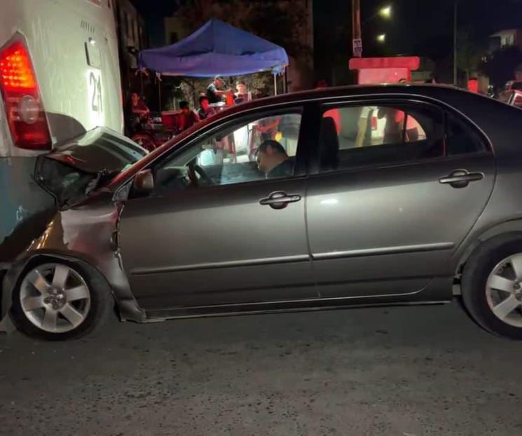Choca contra camión y se queda dormido