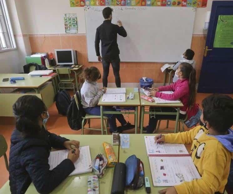 Dejan a maestros a su suerte