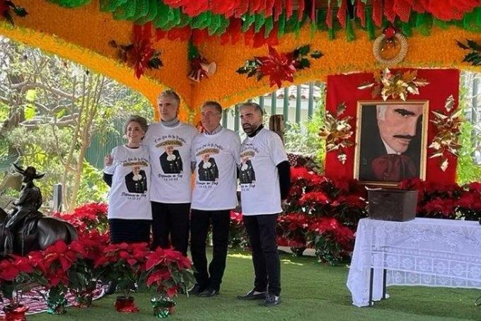 Recuerdan con misa a Vicente Fernández a un año de su muerte Recuerdan con misa a Vicente Fernández a un año de su muerte